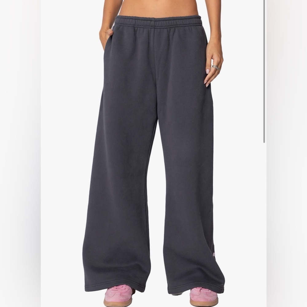 New EDIKTED Bonney Bow Wide Leg
Sweatpants - Picture 2 of 3